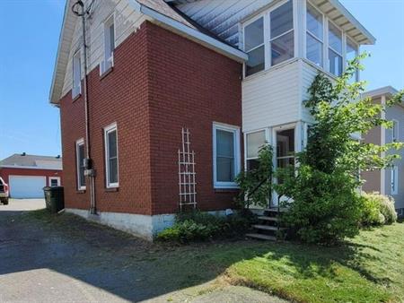 Logement 51/2 rue Laval au 2e étage