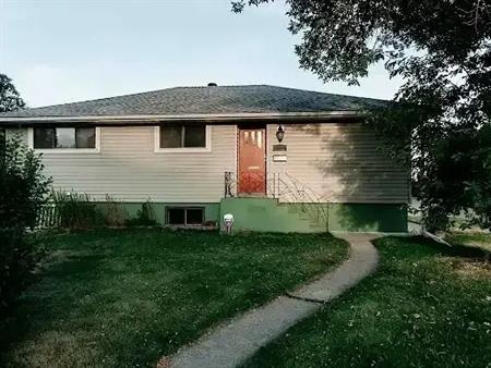 6 bedroom bungalow w/ attached garage 8 minute drive to SAIT, MRU, UOC | 1448 27 Street Southwest, Calgary