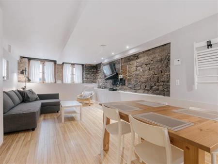 Loft entièrement meublé à louer Vieux-Québec septembre 2025