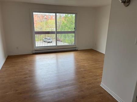 Boucherville grand 4 1/2 rénové complet libre 1er juillet