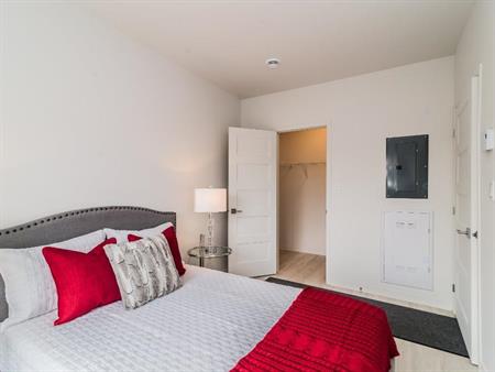 Magnifique condo haut de gamme de 1 chambre situé dans un immeuble sécuritaire et près d'un parc