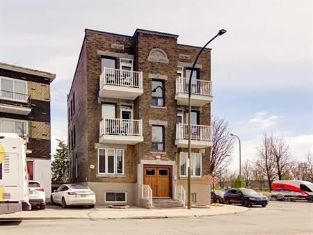 top floor 2bedroom appartment with all appliances and AC