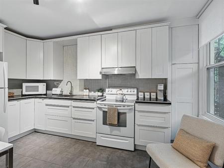 APPARTEMENT MEUBLÉ & CLÉ EN MAIN AVEC COUR PRIVÉE / STATIONNEMENT