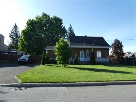 🏡 Available Immediatley – Renovated 3-Bedroom Cottage in Prime St-Hubert Location (Near Brossard)