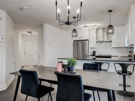 Condo / Appartement à louer DERNIER ÉTAGE! À 5 minutes de Montréal par le pont A25