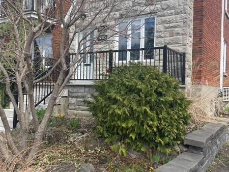 Grand 7 ½ sur deux étages à Ahuntsic – Garage + 4 stationnements