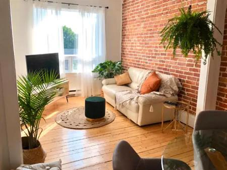 Magnifique 5 ½ rénové avec cachet au 3ème d'un triplex . Centre-ville