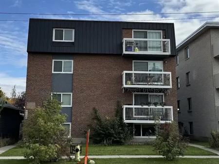 Sunnyside-Walk to Downtown and C Train- Renovated  CORNER one Bedroom-QUIET | 726 5A St NW, Calgary