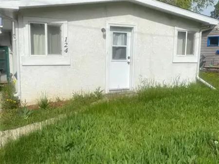 2 bedroom house for Rent in Swift Current Downtown with 2 outdoor house parking | 124 6 Avenue Northeast, Swift Current