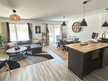 TRANQUILLE Belle maison de ville sur 2 étages, avec GARAGE INTÉGRÉ, MAISON AU BOUT DROIT, NON-FUMEUR, AUCUN CHIEN, ENQUÊTE DE