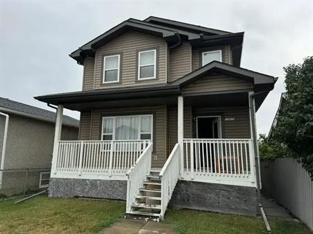 5 BEDROOMS + 3.5 BATHS HOUSE W/DOUBLE GARAGE IN BELVEDERE | Edmonton