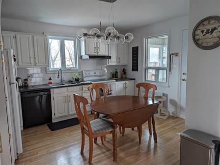 Grand 5 1/2 sur 2 étages , secteur Charlesbourg