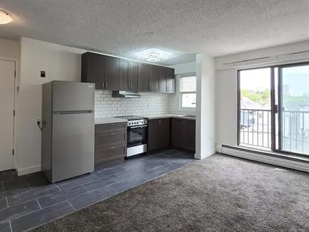 Lovely Private One Bedroom Top-Floor Suite with Balcony | 527 18 Avenue Southwest, Calgary