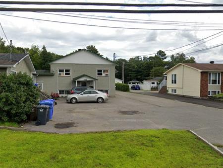 898 Rue Georges (Buckingham) 1 Chambre Abordable Avec Stationnement!