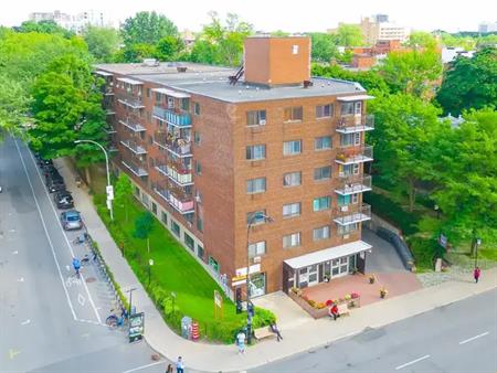 5450 Queen-Mary | 5450 Chemin Queen-Mary, Montreal