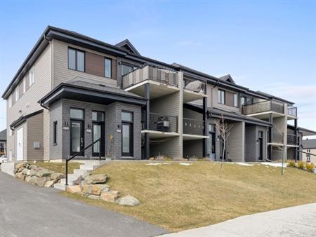 Condo moderne avec comptoir de quartz