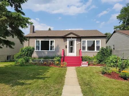 3 bedroom main floor in Allendale close to UofA and Whyte | 10674 61 Avenue Northwest, Edmonton