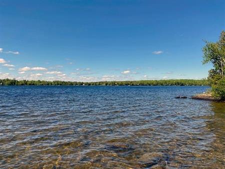 Petit Lac Lambton, Estrie. Superbe terrain vacant bâtissable au bord de l’eau. Lac Navigable et paisible! Superficie de 43 00