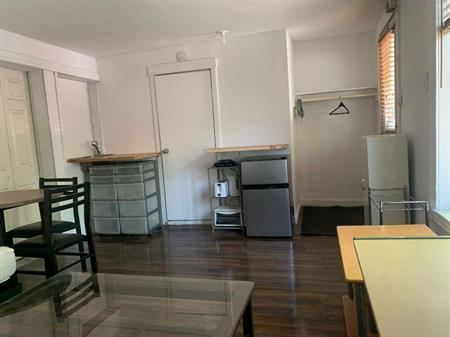 PetitStudioToutInclusMeublé870$EntréeSalleDeBainCuisinettePrivées5minMétroPapineauWIFIChauffageEauChBailLongTermeSituéDansTri