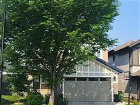 ? Executive 4-Bedroom Family Home in Ambleside – A/C, Private Yard, Bonus Room | 1028 Armitage Crescent Southwest, Edmonton