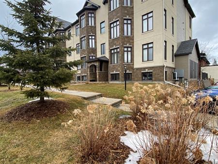 2-99 Augusta, Magnifique Condo 1200pc