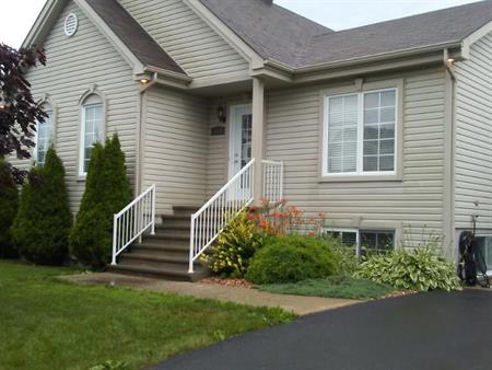 5 1/2, McMasterville, BAS DE MAISON DUPLEX (SOUS-SOL), bien insonorisé, cour privé, cabanon, secteur sécuritaire, tranquille,