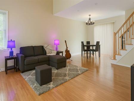 Apartment CA$1,700 /mo - UNIQUE SUR LE MARCHE. APPARTEMENT/CONDO AVEC GARAGE CHAUFFE ET GRANDE COUR ARRIÈRE.