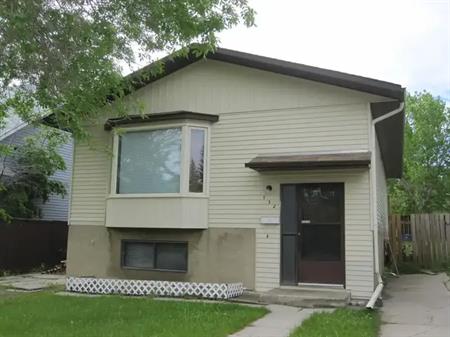 Bilevel 5 bedrooms + den 3 full baths single house close to bus stop | 132 Sandstone Road NW, Calgary