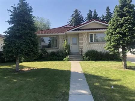 Beautiful and Well Kept Estate Home | Calgary