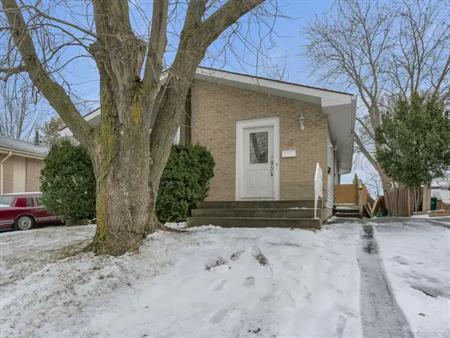 3 Bedroom Main Floor Unit with In-Suite Laundry & Parking – Central Kingston | 9 Rockford Place, Kingston