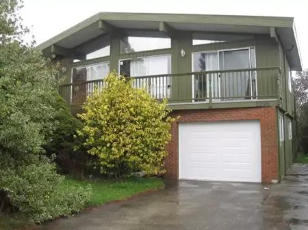 10 MIN Walk to UVIC-  Large 3 Bedroom Ground Floor Furnished Suite in House | 2296 Hazelton Place, Victoria