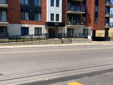 À Ste- Foy le Plateau, Grand Condo locatif 4 1/2 (1064 pieds carrés) stationnement intérieur