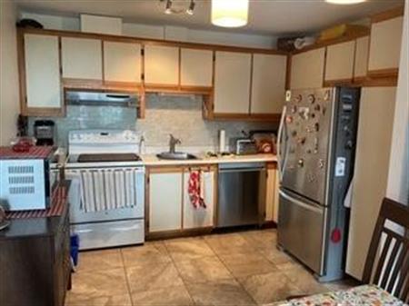 4 1/2 condo à louer Anjou, près de commodité 1300$ mensuel et bail