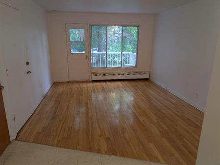 1525$/mois - CHAUFFAGE - EAU CHAUDE INCLUS - 4 ½ - poêle, frigo inclus + balcon