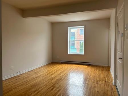 Découvrez ce lumineux et spacieux appartement de 2 chambres a Lachine