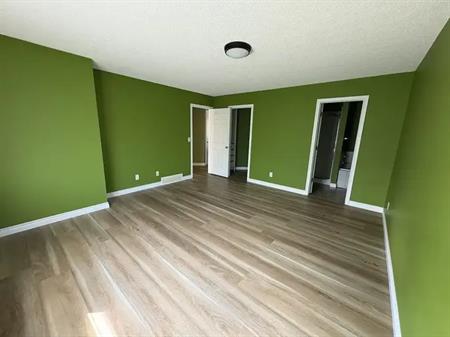 Master Bedroom w/ Ensuite & Walk-In Closet | 158 New Brighton Lane Southeast, Calgary