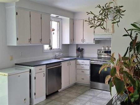 Longueuil - Grand 5 1/2 - $1,800/mois - Chauffé+Eau Chaude Inclus