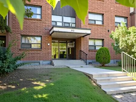Westwood House | 33 Boulevard Brunswick, Dollard-des-Ormeaux