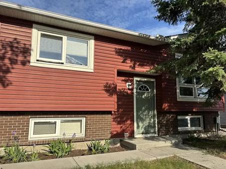 Dog friendly Family Home for rent for a 6 month Lease | Hunters Crescent, Okotoks