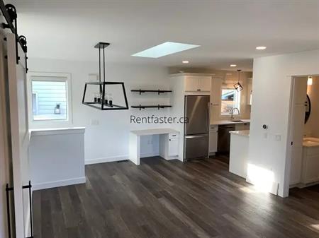 Beautiful 1 Bedroom Carriage Suite | Calgary