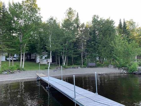 Grand Lac St-François, secteur Sainte-Praxède. RARETÉ, PLAGE privée au bord de l’eau. Terrain de +/-15 000 pi.ca. avec 100 pi