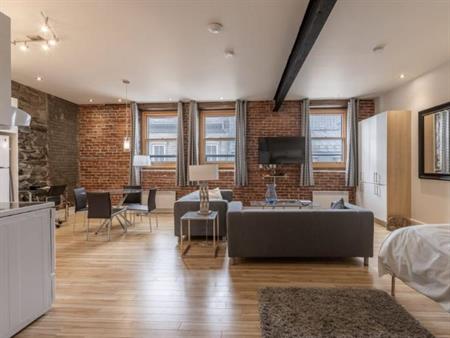 Loft entièrement meublé à louer Vieux-Québec juillet 2025