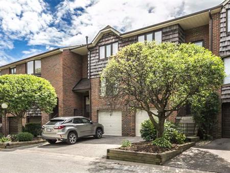 Old Towne Place | 129 Olde Towne, Thornhill