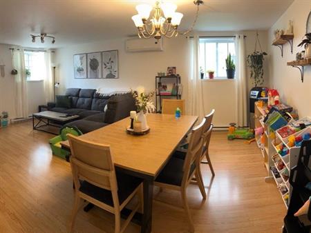 ***NOUVEAU pour 1er JUILLET 2025 *** 4 1/2 Repentigny, très grand, super propre, thermopompe A/C, cabanon, terrasse, 2 statio