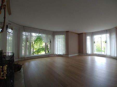 Beau condo 4 1/2 à louer avec stationnement intérieur