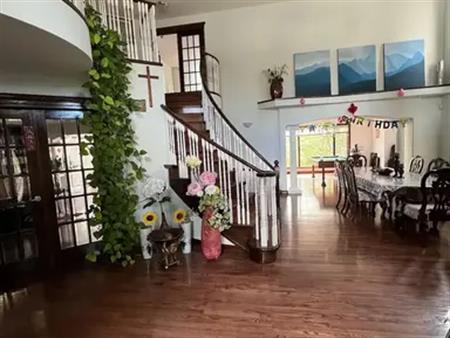 Hard wood floor High ceiling 3500 SQFT 4 BDRMs $3550 Near Crowfoot | 218 Schiller Place Northwest, Calgary