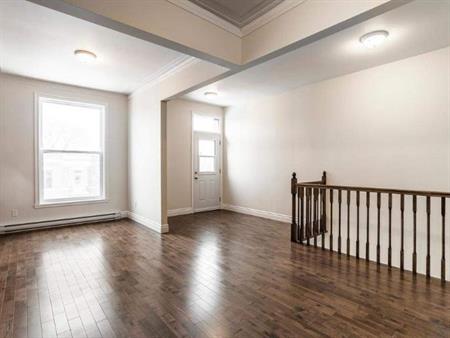 NOUVEAU, SUPERBE, ENSOLEILLÉ AVEC VUE SUR LE MONT-ROYAL 2 BR