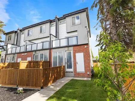 The Patio Residences: Rare Main Floor 1 Bed & Bath Townhomes in Banff Trail | 5B - 2202 25 Avenue Northwest, Calgary