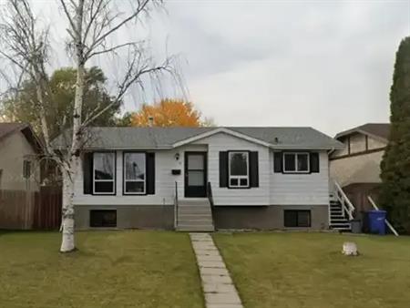 Beautiful Home Located in Penhold!! | 136 Dundee Cres., Penhold