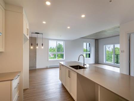 6 1/2 + en COIN - Bureau - Lévis centre-ville